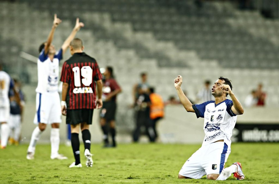 Festa do Foz do Iguaçu em plena Arena da Baixada, com vitória sobre o time principal do Atlético, que estreava na temporada. | Hugo Harada/Gazeta