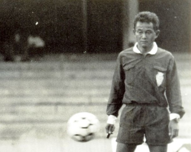 Arbitragem oriental:Nobuaki Morodomi foi um dos principais juízes do Paraná, especialmente na primeira metade dos anos 90. Numa época em que o futebol japonês era ainda incipiente, o baixinho nipônico causava desconfiança (além das piadas óbvias sobre os olhos 
