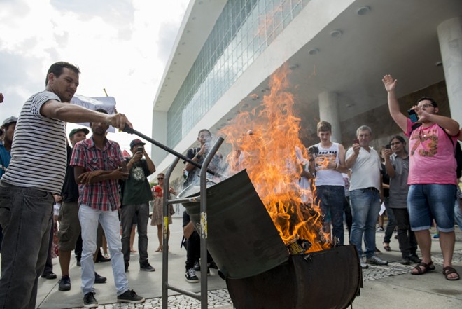 Boneco representando o governador foi queimado em frente ao Palácio Iguaçu |