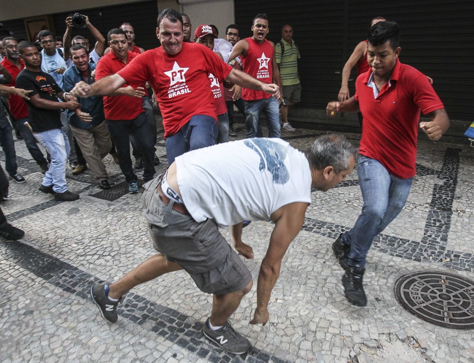 Petistas atacam manifestante no Rio nesta terça-feira | Antonio Lacerda / EFE