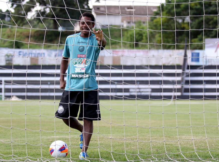 O meia Khalil Foly, de Gana, ainda em testes, espera por uma chance no Operário de Ponta Grossa | Luciano Mendes / Gazeta do Povo