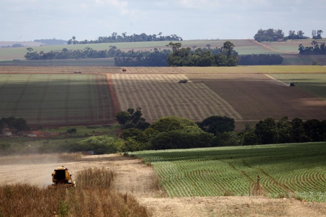 Produtores não perdem tempo. Máquinas ganham os campos colhendo a soja e plantando o milho safrinha. Foto: Jonathan Campos/Gazeta do Povo | 