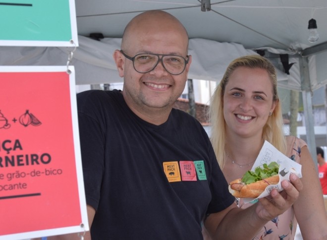 Rodrigo Martins e Elis Ribas, da The Meatpack House, comemoram o sucesso da marca de linguiças gourmet na Feira Gastronômica do Litoral, que teve a primeira etapa nesse final de semana em Caiobá. Semana que vem, entre sexta-feira e domingo, o evento vai para Guaratuba | 