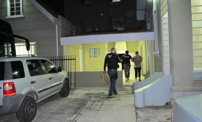 Policiais efetuam uma das dez prisões da Operação Bonde do Terror. | 