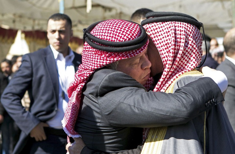 O rei Abdullah oferece as suas condolências ao pai do piloto assassinado e promete vingança | PETRA / Reuters