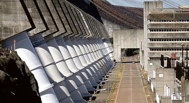 A sequência de turbinas gigantes dá a dimensão da usina |