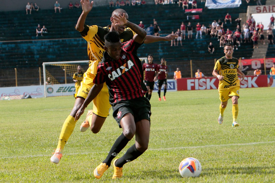 O lateral-direito Mário Sérgio foi um dos mais experientes jogadores do Atlético no empate em 0 a 0 com o Cascavel | César Machado/ Vale Press