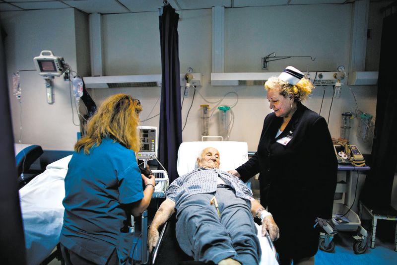 Usar o serviço de enfermeiras ilegais se tornou comum na Grécia. Até Fotini Katsigianni, que é enfermeira chefe, recebeu uma proposta quando foi visitar o marido internado | Eirini Vourloumis para The New York Times