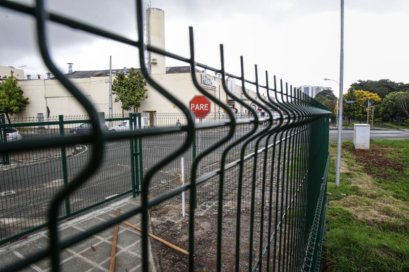 Grades isolam parte da Rua Flávio Dallegrave, no Alto da XV | Daniel Castellano/Gazeta do Povo