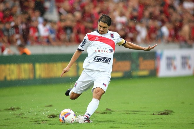 Capitão Lúcio Flávio não conseguiu ajudar o Paraná contra o Atlético na Arena | 
