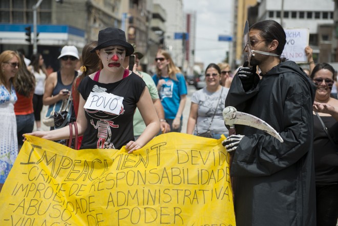 Carregando faixas e cartazes, manifestantes pedem impeachment do governador |