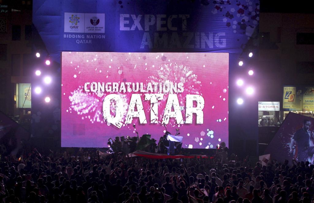 Festa pelo anúncio do Catar como sede da Copa do Mundo de 2022: torneio virou um problema para a Fifa e os clubes. | Fadi Al-Assad/ Reuters