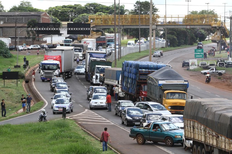 Caminhoneiros fecharam trecho da BR-369 em Londrina nesta quinta-feira (26). | Roberto Custodio/Jornal de Londrina