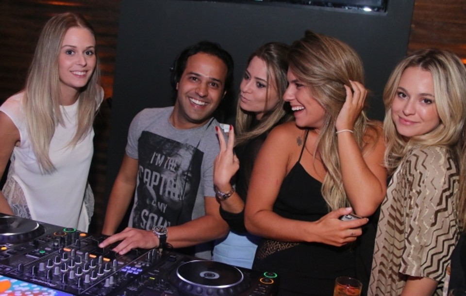 O badalado DJ paulistano Elias Goca fez sucesso com as curitibanas que foram conferir sua apresentação, ao lado de Edo Krause, no DOT Bar, na última quinta-feira. Goca foi tietado por Gabriela Casagrande, Carolina Nacli, Rafaella Omeiri e Eduarda Tonietto (a partir da esq.) | Fernando Smak