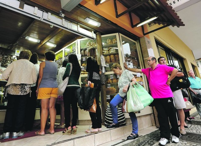 Fila na porta da Mercearia Viana, na rua Cruz Machado, em Curitiba, é batata: comércio vende 1,5 mil broas por dia. Apesar da alta demanda, opção é sempre por ingredientes naturais | 