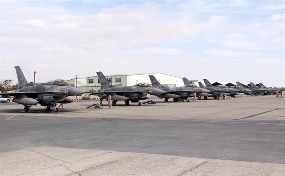 Imagem disponibilizada pela Agência de Notícias da Jordânia mostra caças UAE F-16 em uma base aérea da Jordânia | EFE/EPA/JORDANIAN NEWS AGENCY