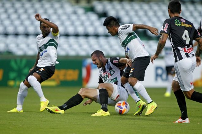 Mesmo menor que Marcelo Carvalho, Rafhael Lucas soube vencer o adversário no jogo de corpo. | 
