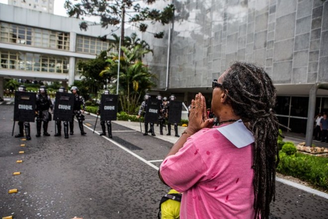 Manifestante tenta conversar com policiais |