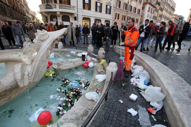 Fonte de Barcaccia, na Piazza di Spagna, em Roma, danificada por torcedores do Feynoord | 