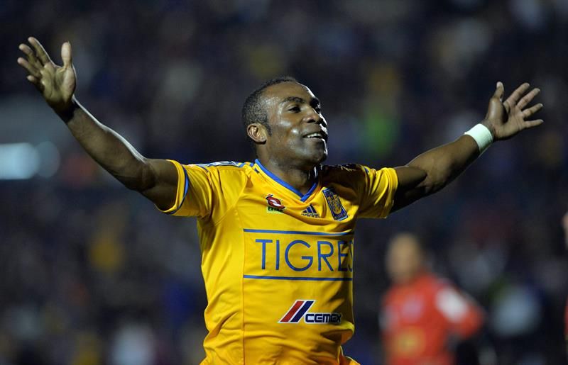 O ex-atleticano Guerrón comemora um dos três gols que marcou pelo Tigres contra o Juan Aurich, do Peru | EFE