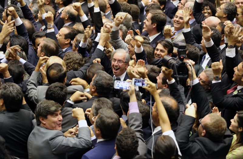 Cunha (ao centro ) comemora a vitória na eleição : em poucos dias, ele acelerou a votação de projetos que desagradam ao Planalto | Rodolfo Stuckert/Agência Câmara