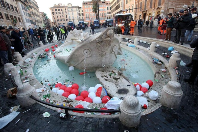 Fonte de Barcaccia, na Piazza di Spagna, em Roma, danificada por torcedores do Feynoord | 