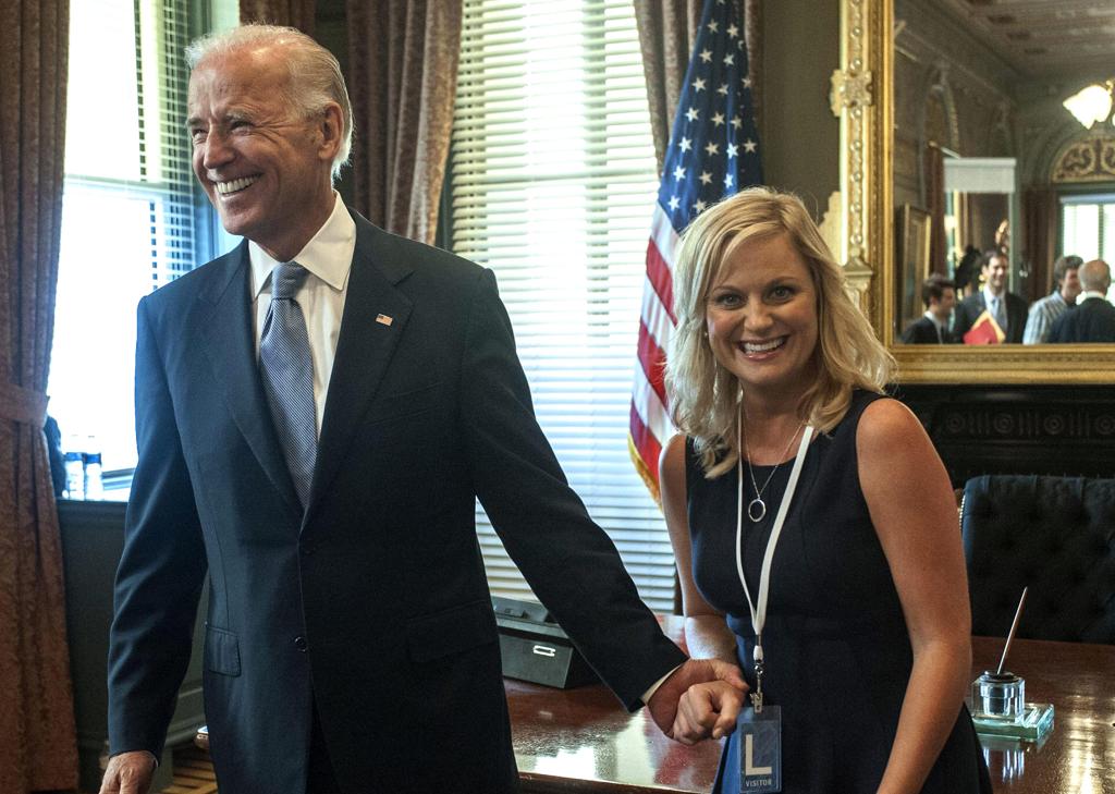 Vice-presidente Joe Biden (ao lado de Amy Poehler) apareceu na quinta temporada da série. | Divulgação