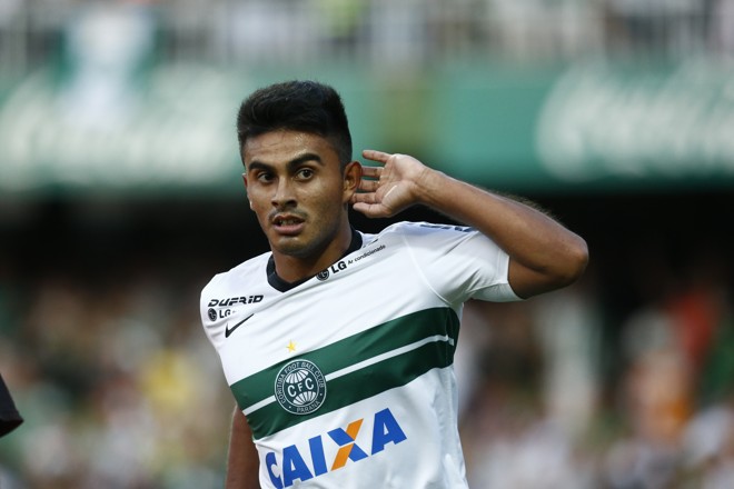 Rafhael Lucas corre para comemorar o primeiro gol no Atletiba. | Hugo Harada/Gazeta do Povo
