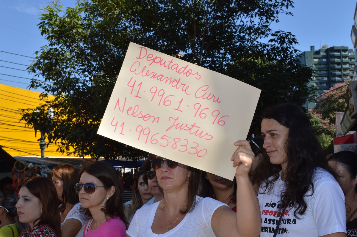 Professores esperam que população envie mensagens aos deputados contra o "pacotaço". | Luiz Carlos da Cruz/Especial para a Gazeta do Povo
