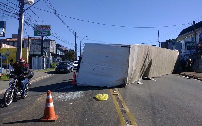Acidente aconteceu na rua Mário Tourinho, no Seminário | Aniele Nascimento