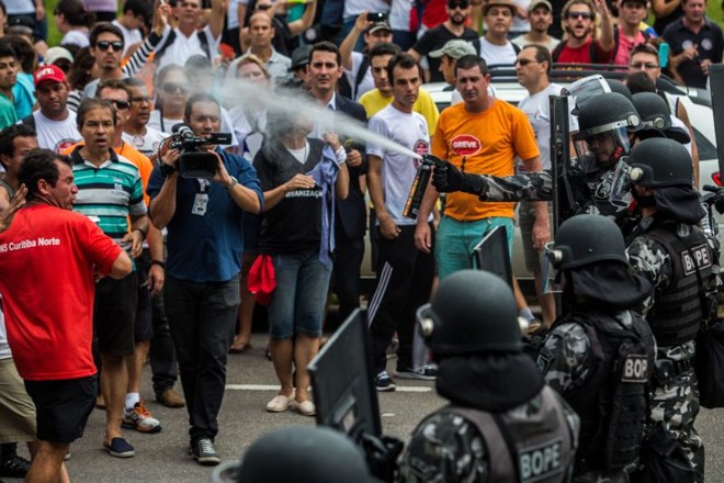 Policial usa gás de pimenta contra manifestantes |