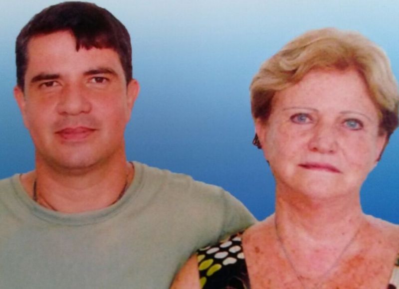 Rodrigo com a mãe, Clarisse, durante uma visita dela ao filho na prisão, em 2009. Ela está na Indonésia lutando pela vida do filho | Arquivo da Família