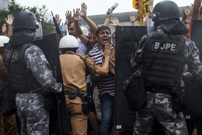 À tarde, com a chegada dos deputados, a tensão aumentou. Manifestantes e PMs frente a frente |