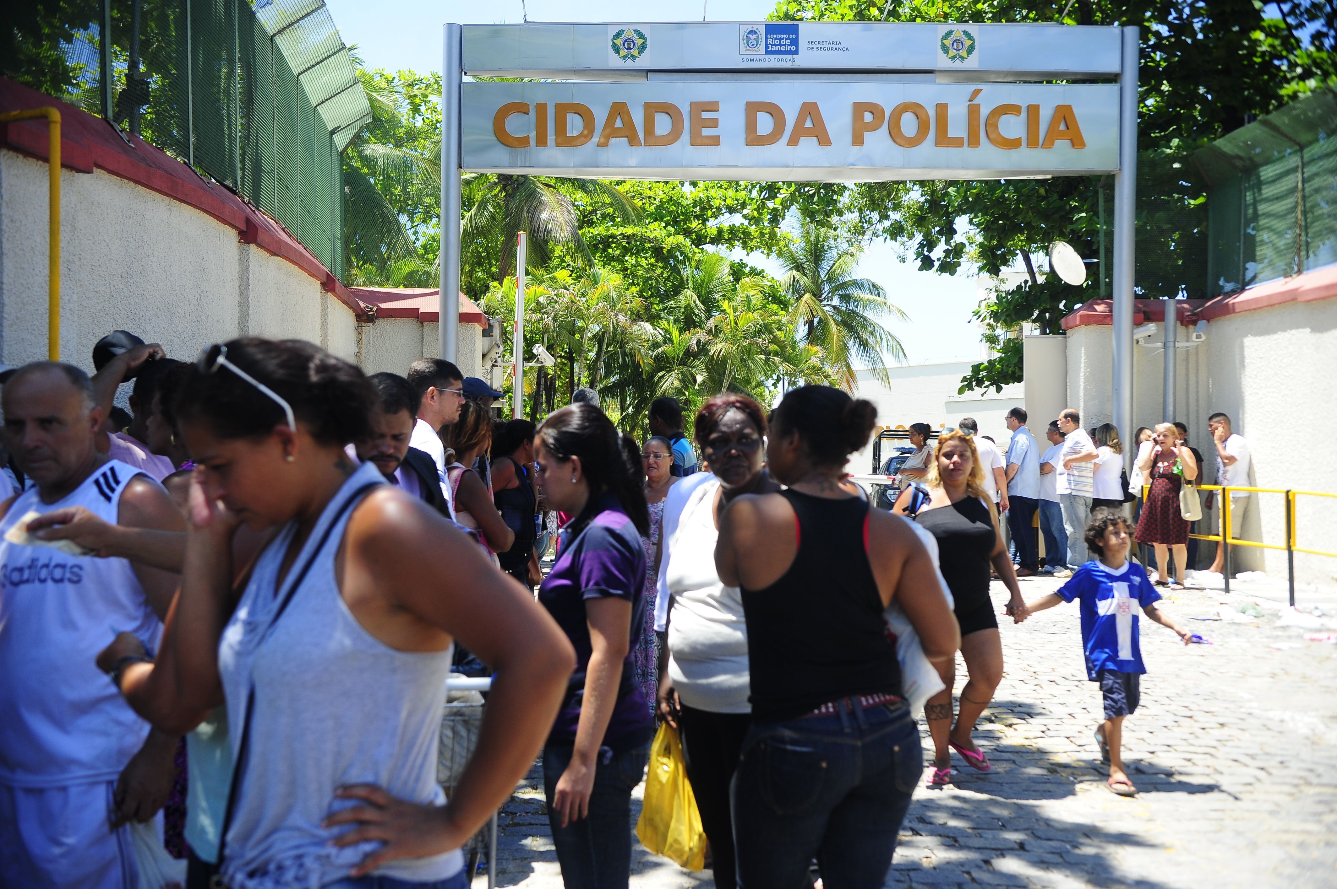 Parentes de torcedores do Fluminense presos se aglomeram para visitá-los, em Bangu 10. | Tânia Rêgo/Agência Brasil