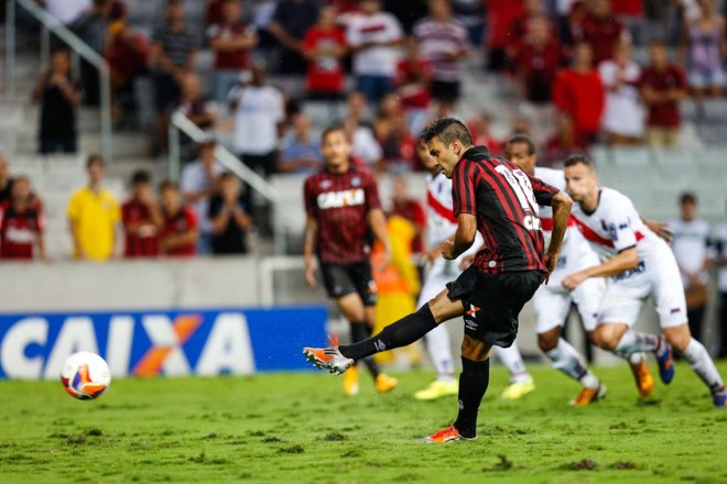 Bruno Pelissari cobra a penalidade firme, de pé direito. |