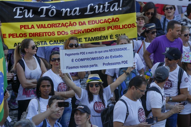 Concentração da marcha dos professores na Praça Santos Andrade | Henry Milléo/Gazeta do Povo