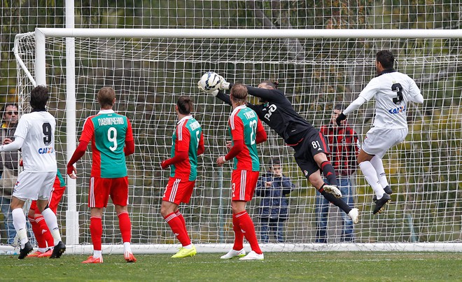 Abaev, goleiro do Lokomotiv, faz defesa após escanteio fechado cobrado por Bady. | 