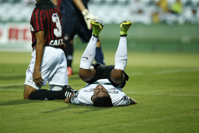 Rafhael Lucas desaba no gramado após disputa pelo alto com Lula. | Hugo Harada/Gazeta do Povo