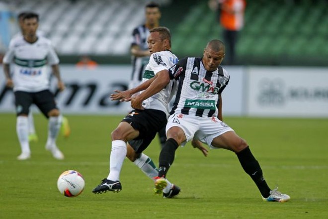 Carlinhos, novamente, foi a melhor opção ofensiva do Coritiba pelo lado do campo. | 