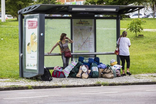 Manifestantes aguardam no ponto de ônibus após deixarem a Assembleia |