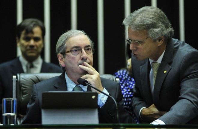 Cunha viabiliza CPI da Petrobras- O presidente da Câmara Federal, Eduardo Cunha (PMDB-RJ, foto), assinou ontem o ato de criação de uma nova CPI na Casa para investigar as irregularidades na Petrobras. O próximo passo será a indicação dos membros pelos partidos, seguida pelo agendamento da sessão de instalação da comissão. A CPI terá 27 integrantes e deve ser dominada pela base governista. O governo é contrário a uma nova apuração sobre irregularidades na estatal, pois acredita que isso teria potencial para ampliar o desgaste da empresa e do Planalto, além de ainda servir de palco para a oposição. Assistiu, porém, a 52 deputados governistas viabilizarem o pedido para a CPI, ao lado da oposição. Ao todo, 182 deputados assinaram o requerimento eram necessárias 171 assinaturas. A nova traição partiu de deputados de oito partidos do primeiro escalão da presidente Dilma Rousseff. Além dos oposicionistas, parlamentares do PDT (14), PSD (12), PMDB (10), PR (7), PP (5), PRB (2), PTB (1) e Pros (1) assinaram o requerimento. |