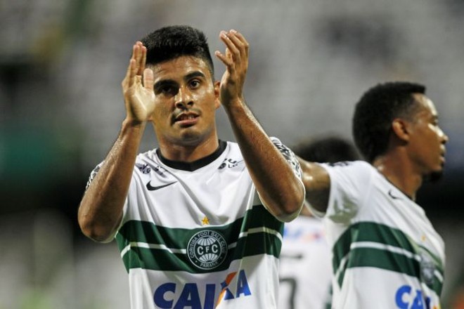 Rafhael Lucas foi o grande destaque alviverde, com gol e assistência. | 