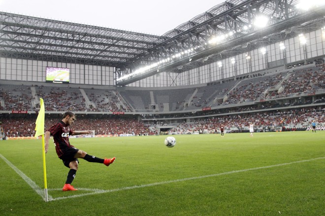 A partir da bandeirinha de escanteio, a visão da torcida do Atlético pintando de rubro-negro as cadeiras cinzas da Baixada. | 
