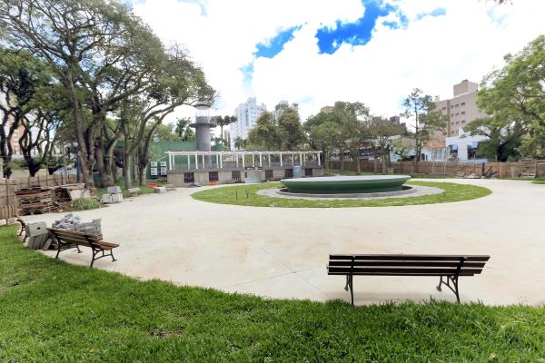 Imagens exclusivas feitas na manhã de ontem pela coluna da parte interna da Praça da Espanha, cuja reforma se arrasta por quase oito meses. Obra está 90% concluída e atualmente paralisada por falta de pagamento de aditivos feitos no contrato | Fotos: Julio Cesar Souza