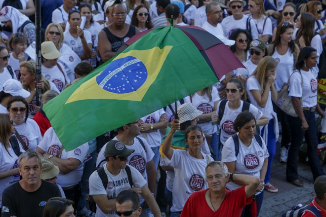 Concentração da marcha dos professores na Praça Santos Andrade | Henry Milléo/Gazeta do Povo