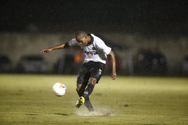 Lateral Marcão, do Atlético, na partida contra o Rio Branco | 
