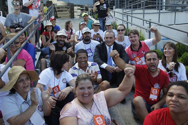 Deputado Nereu Moura (de terno) com servidores na Assembleia |