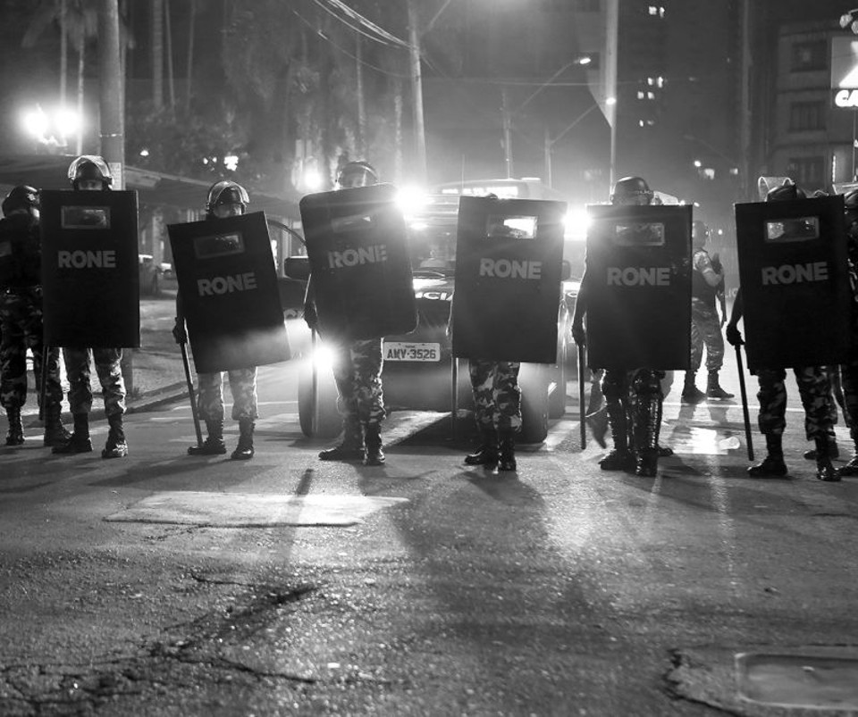 Após tumulto, reforço foi chamado e a multidão que foi ao Carna Vibe foi dispersada com uso da força | Marcelo Andrade/Gazeta do Povo