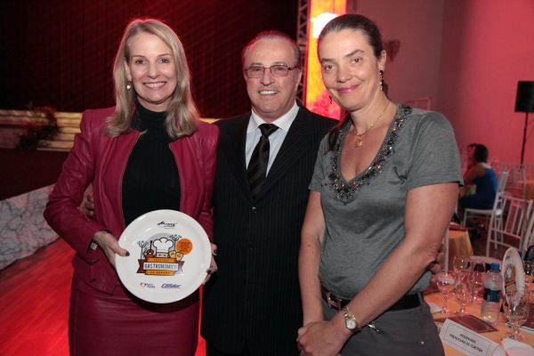 A vice-prefeita e secretária municipal do Trabalho e Emprego, Mirian Gonçalves, e a diretora da Unidade Jornais do GRPCom, Ana Amélia Filizola (à dir.), prestigiaram o Festival Gastronômico do Paraná, na noite de quinta-feira, promovido pelo Instituto Joanir Zonta no Círculo Militar do Paraná. Elas foram recebidas pelo presidente da rede Condor, Joanir Zonta | Marcelo Miranda