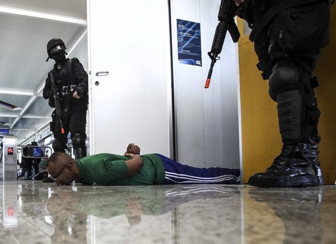 Policiais do Bope simulam ação anti-sequestro no Rio como preparação da Rio-2016 | 